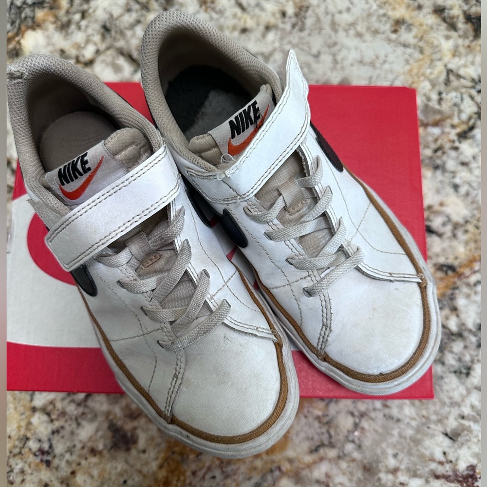 Nike Court legacy sneakers Preowned  missing insert small hole on ankle (puppy)